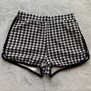 SHEIN Houndstooth Mid-rise Shorts Size S 🖤🤍